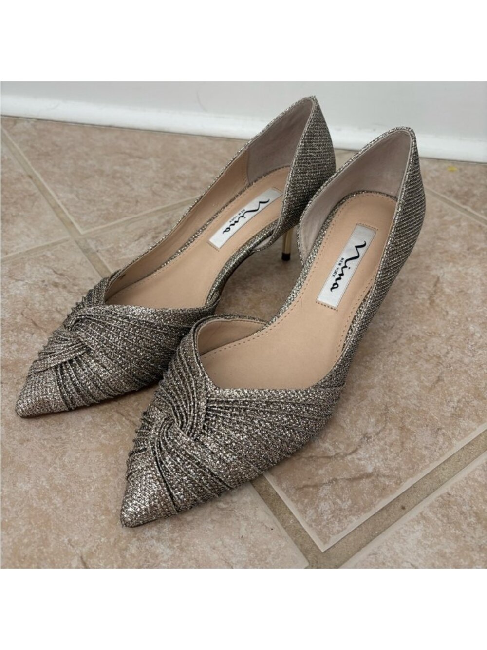 Nina New York Taylie pumps d'Orsay silhouette w/ a pointed toe and kitten heel 6